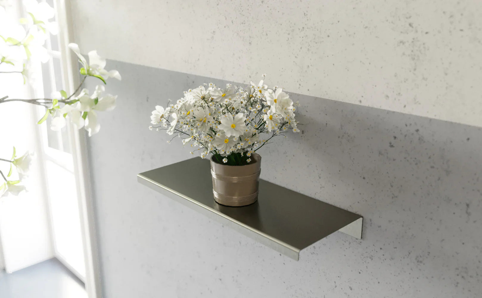 mensola in acciaio inox attaccata a parete con un vaso di fiori sopra