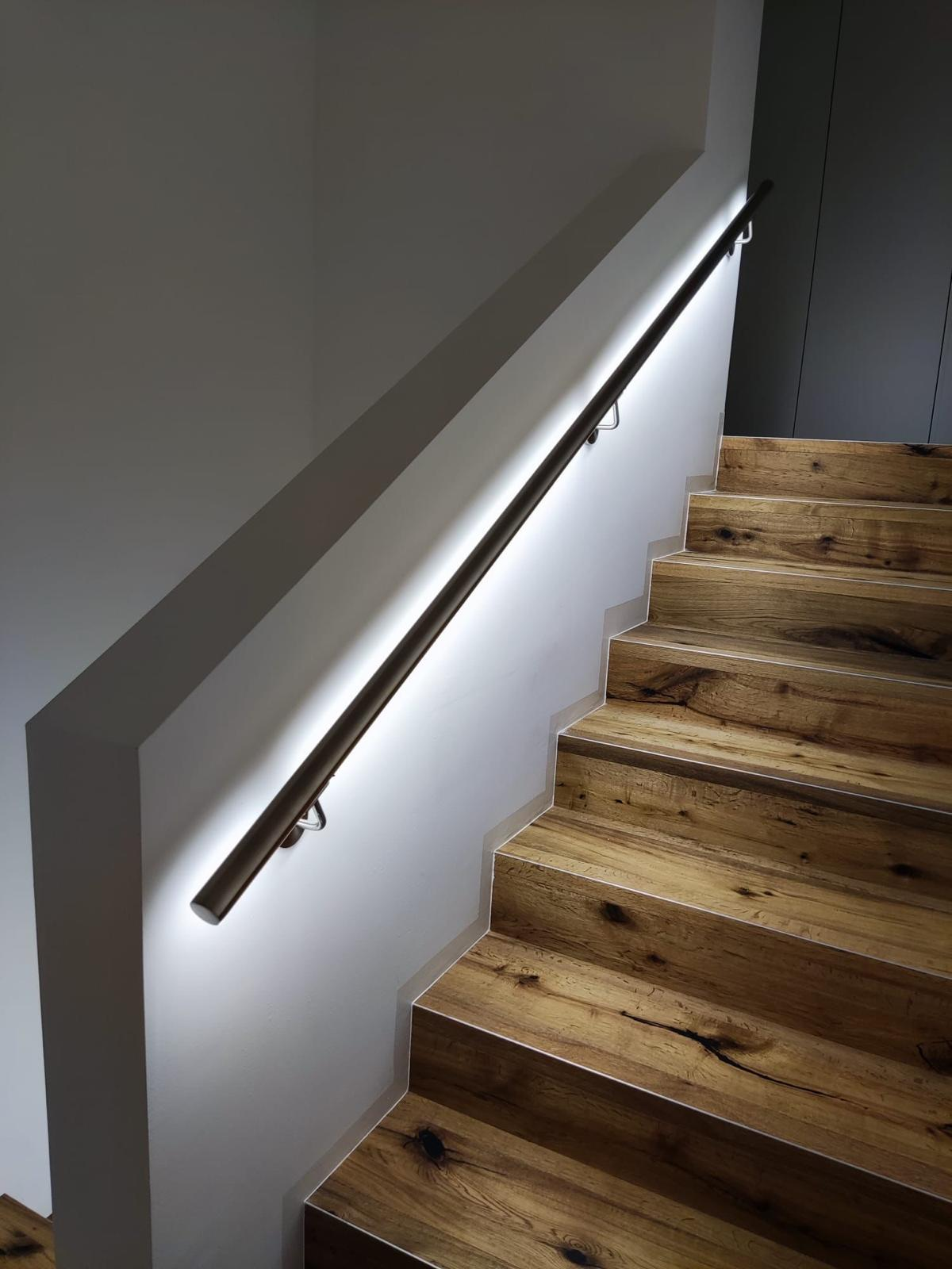 CORRIMANI a luce led montato su di una scala