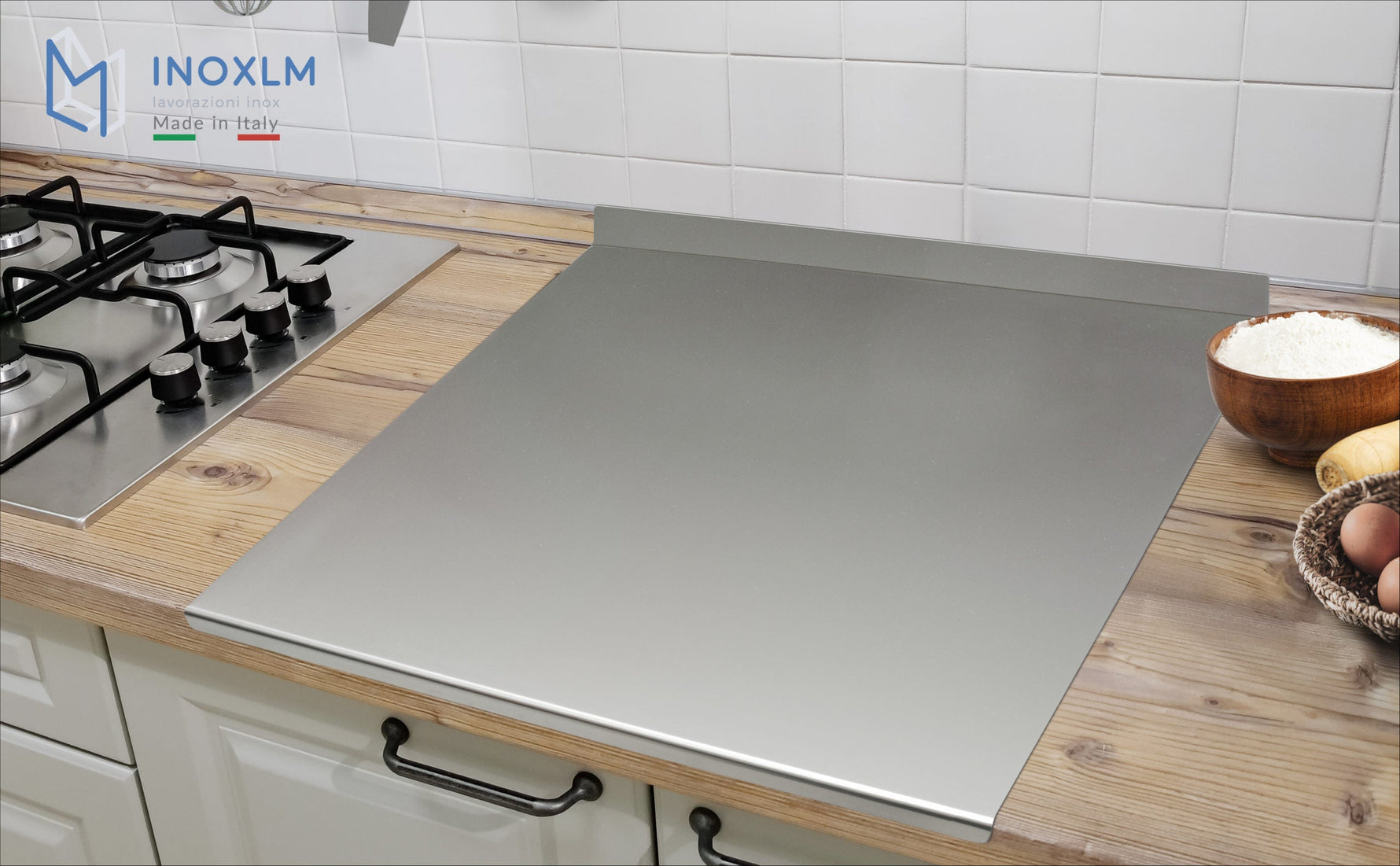 Spianatoio in acciaio inox su cucina moderna