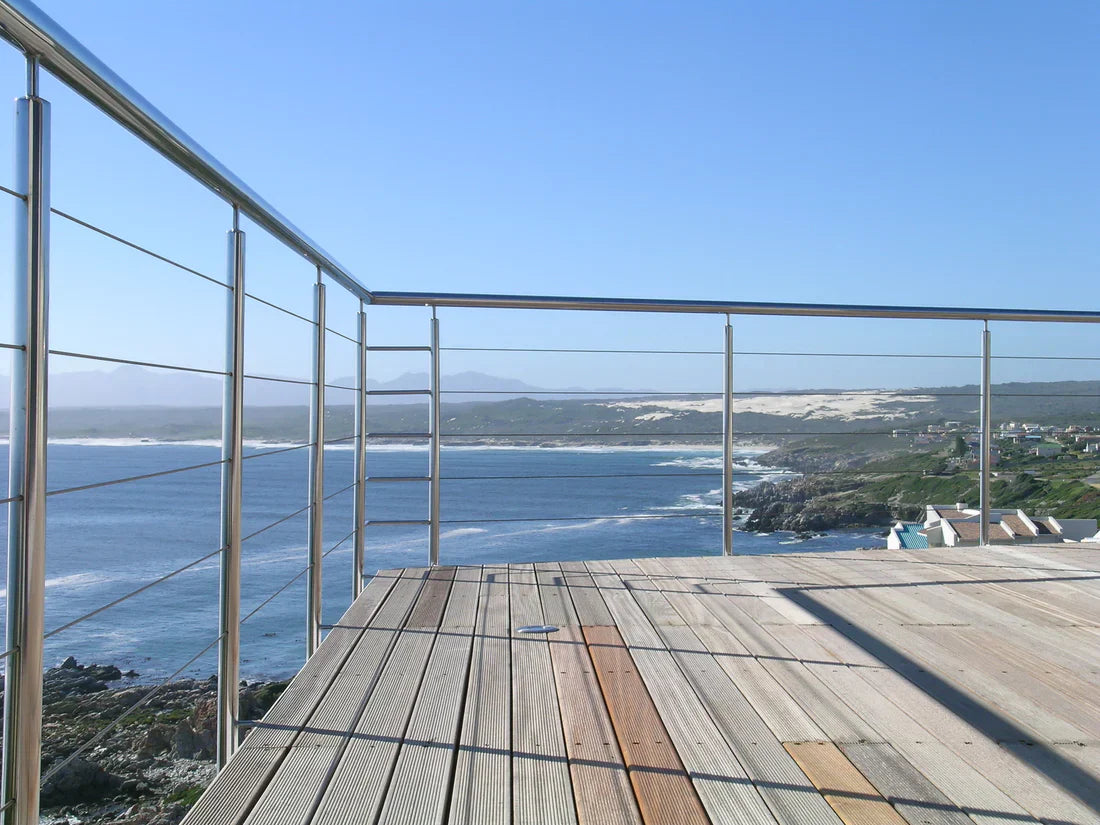 ringhiera su deck fronte mare