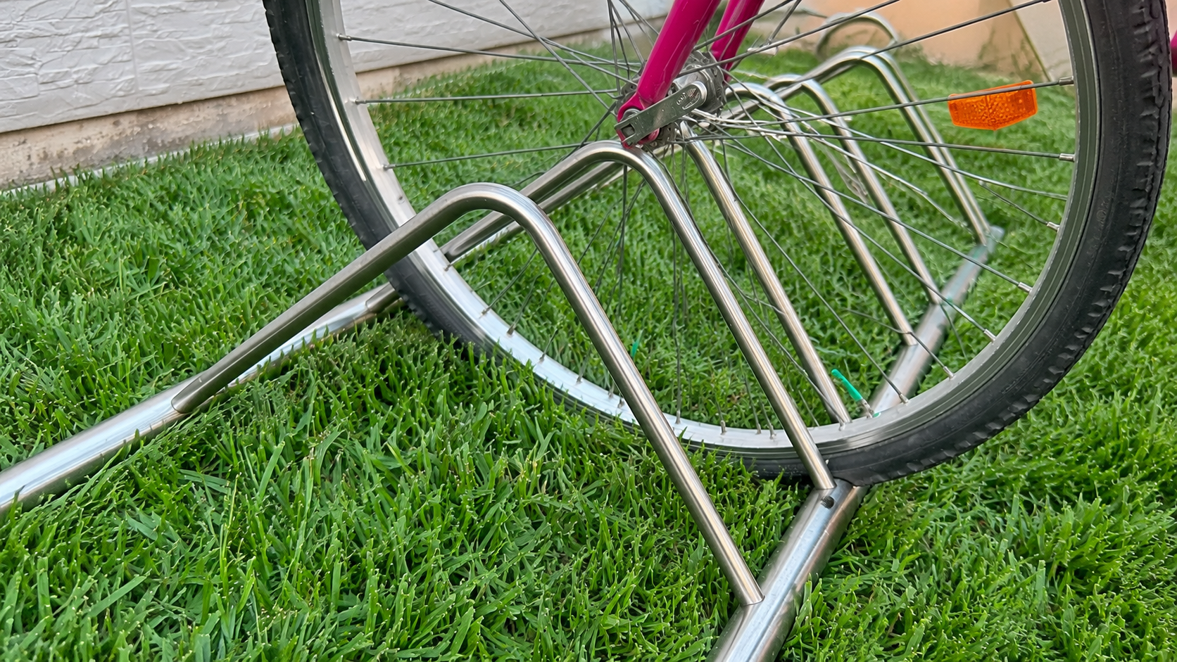 rastrelliera bici su prato 